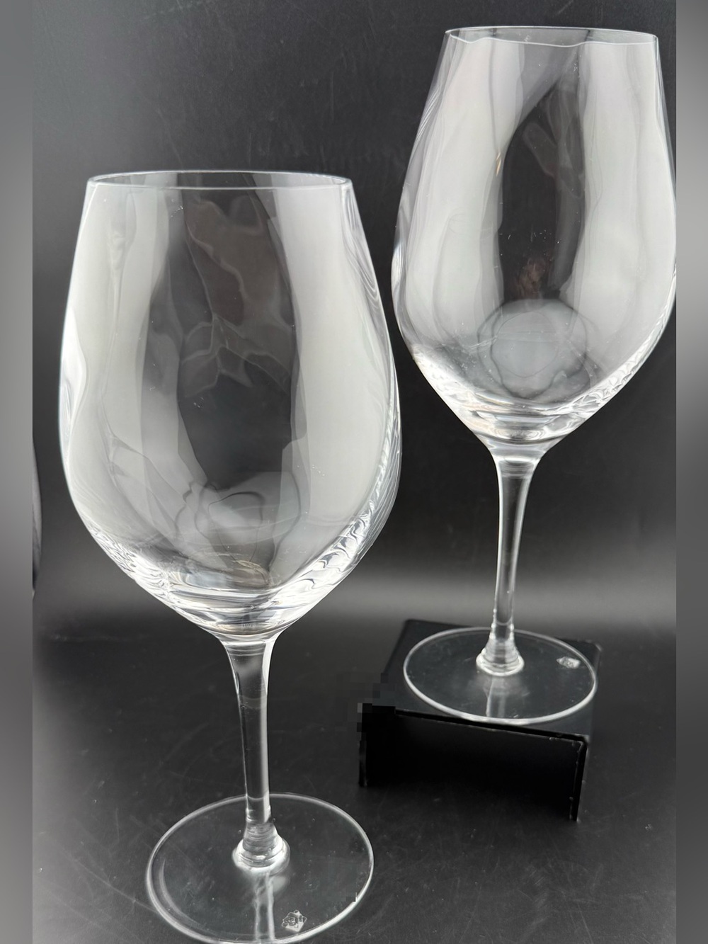 2 Wine Enthusiasts optic swirl wine glasses. 20 oz capacity.